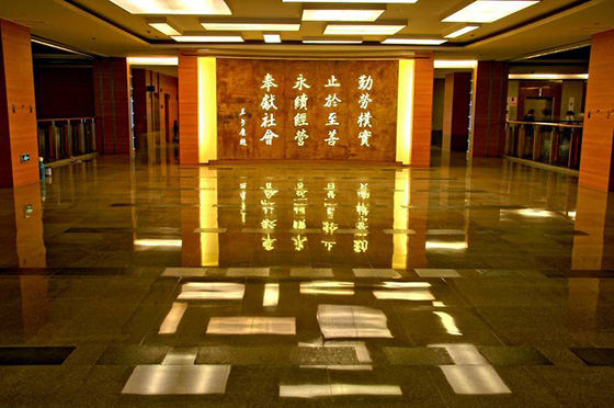 采用小黄片观看防火板装修的厦门长庚医院大厅